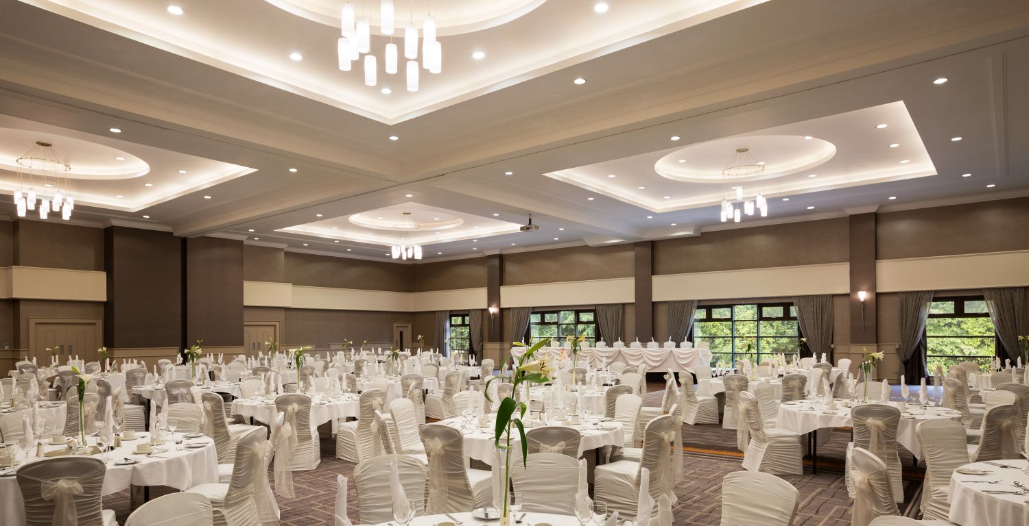 Luxurious grand wedding at Crowne Plaza Belfast